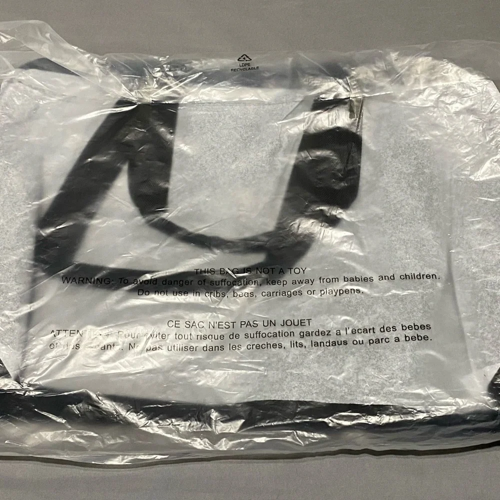 NWT VS Black Bag Still in original plastic. 19”13”
Shoulder Bag Never opened 😍😍 - Picture 5 of 9